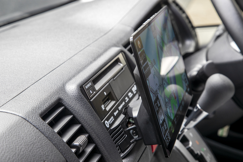 有機ELディスプレイを採用するCN-F1X10BLD。ディスプレイ部がとにかく薄い！