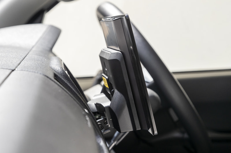 有機ELディスプレイを採用するCN-F1X10BLD。ディスプレイ部がとにかく薄い！