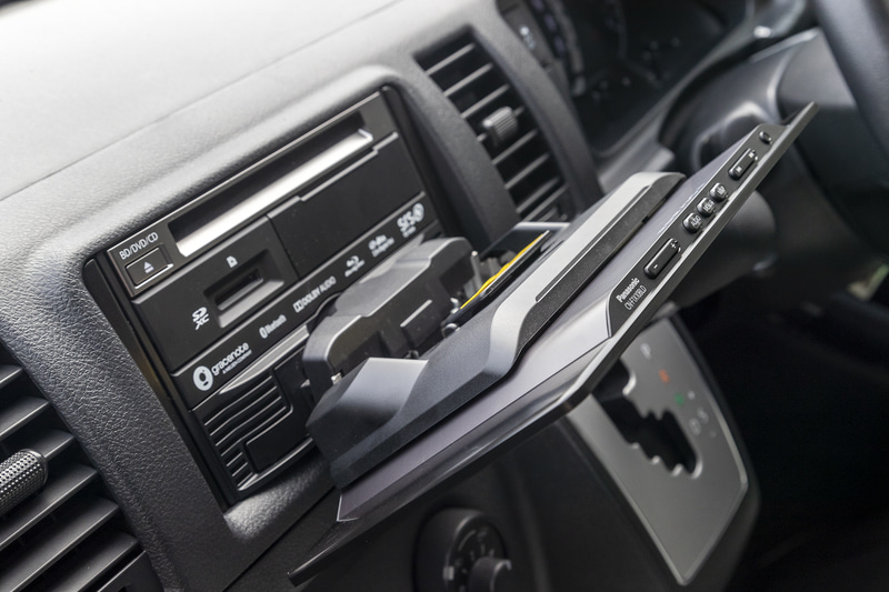 有機ELディスプレイを採用するCN-F1X10BLD。ディスプレイ部がとにかく薄い！