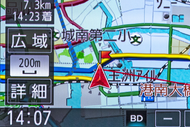 焼き付きを防止するため、ボタンや下部のバー、自車アイコンまで透過処理が行なわれている