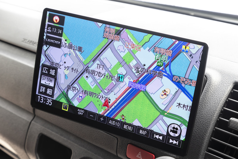 ディスプレイをスイング。左からドライバー側、中央、助手席側。視野角が広いのもよく分かる