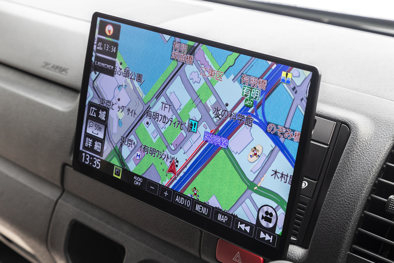 ディスプレイをスイング。左からドライバー側、中央、助手席側。視野角が広いのもよく分かる