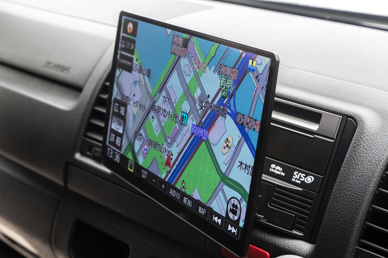 ディスプレイをスイング。左からドライバー側、中央、助手席側。視野角が広いのもよく分かる