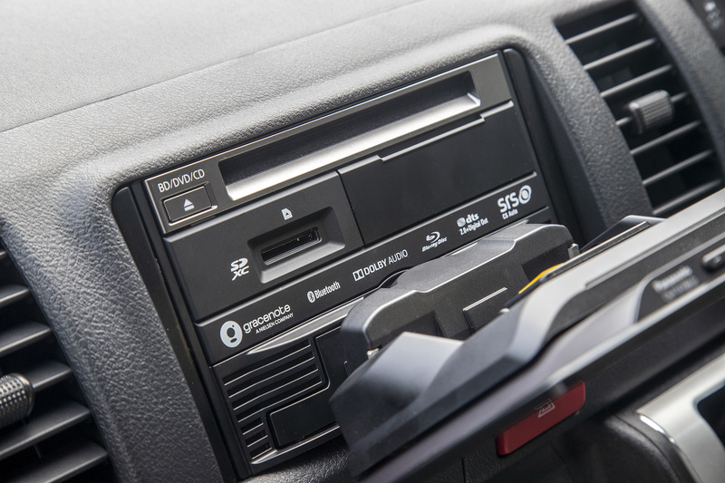 ディスプレイを倒すとBlu-rayとSDカードのスロットにアクセスできる