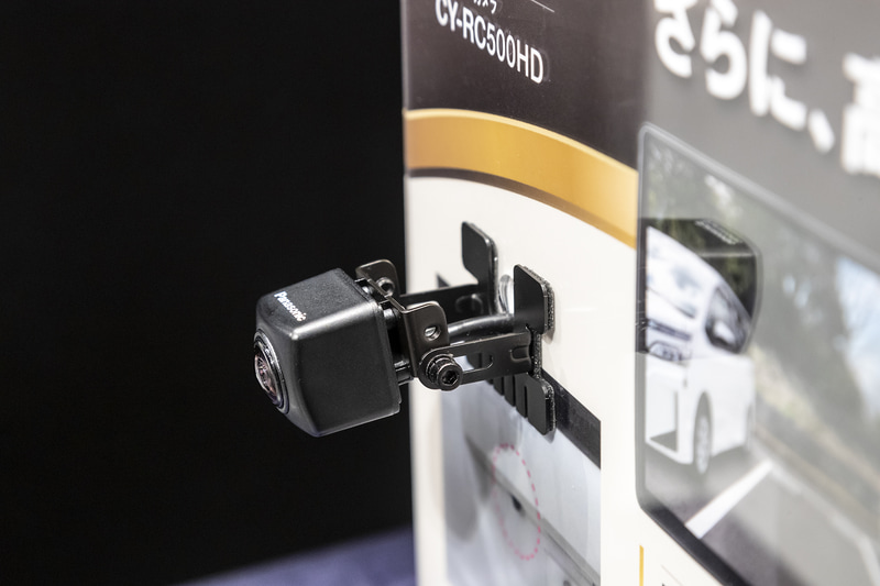 画角拡大対応し、取り付け部分の前後調整幅を従来の約2倍に。ボディから離して装着することでボディの映り込みを減少させることが可能