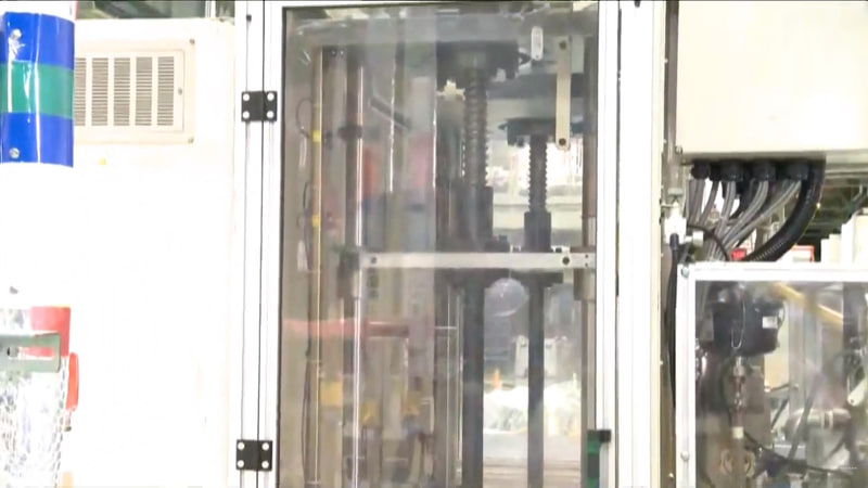 樹脂が送り込まれる