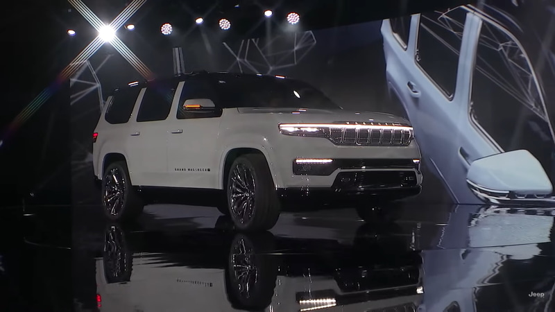 立体構造が象徴的な24インチのマルチスポークのアルミホイールを装着する