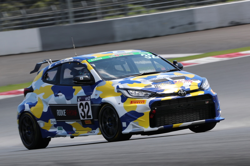 28号車 ROOKIE Racing GR YARIS（井口卓人/佐々木雅弘ほか）はST-2クラストップに