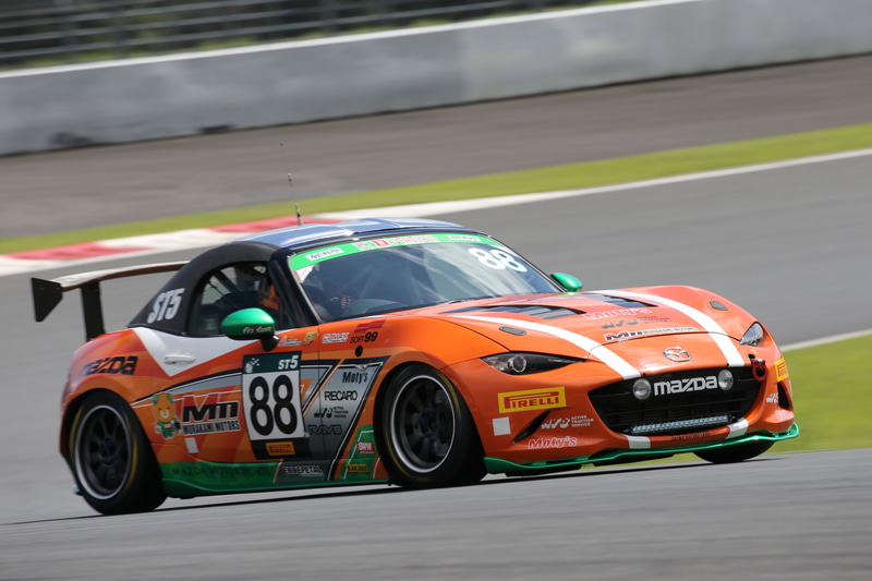 ST-5クラストップの88号車 村上モータースMAZDAロードスター（村上博幸/雨宮恵司ほか）