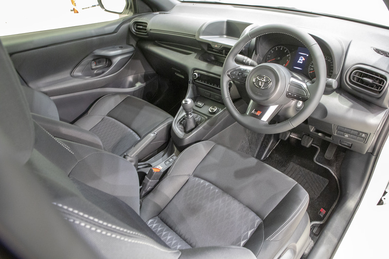 GRヤリス RCの室内。普通のゴムペダルになる