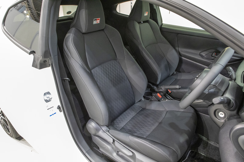 GRヤリス RCの室内。普通のゴムペダルになる