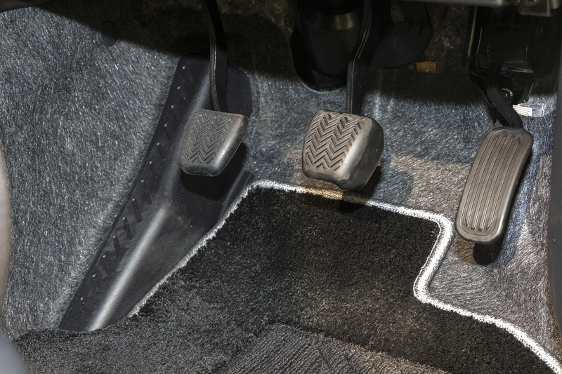 GRヤリス RCの室内。普通のゴムペダルになる