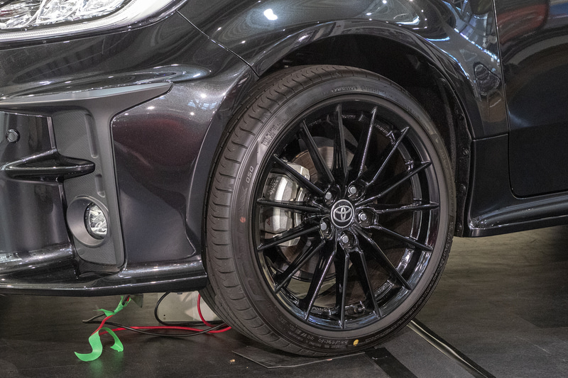 GRヤリス RS。ボディカラーはプレシャスブラックパール