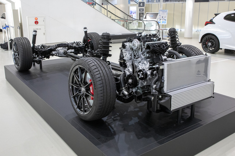 直列3気筒 1.6リッターインタークーラーターボエンジンと、新開発スポーツ4WDシステム“GR-FOUR”をじっくり観察できるシャシー展示