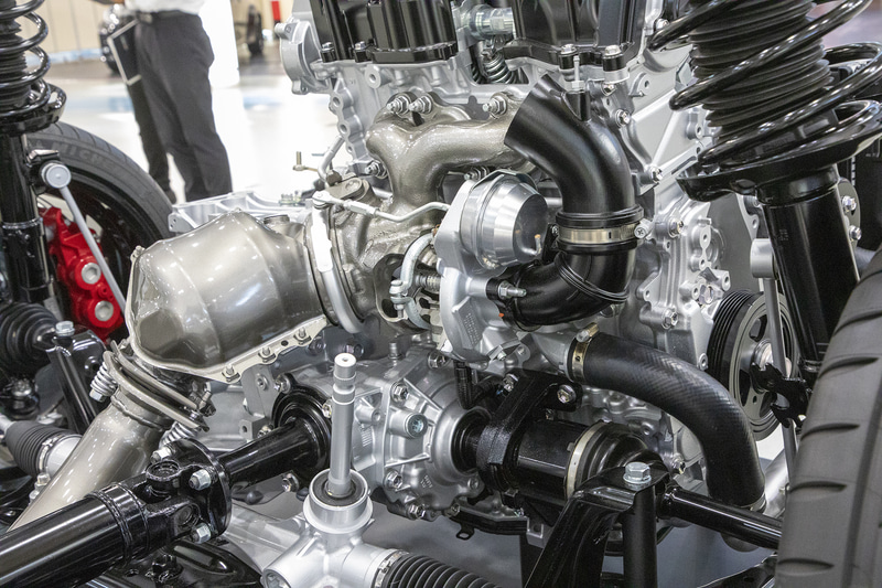 直列3気筒 1.6リッターインタークーラーターボエンジンと、新開発スポーツ4WDシステム“GR-FOUR”をじっくり観察できるシャシー展示