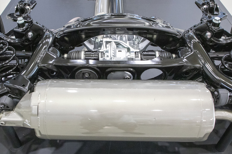 直列3気筒 1.6リッターインタークーラーターボエンジンと、新開発スポーツ4WDシステム“GR-FOUR”をじっくり観察できるシャシー展示