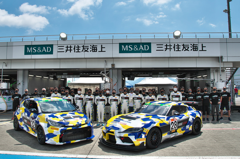 GRスープラ、GRヤリスを擁するROOKIE Racingの記念撮影風景