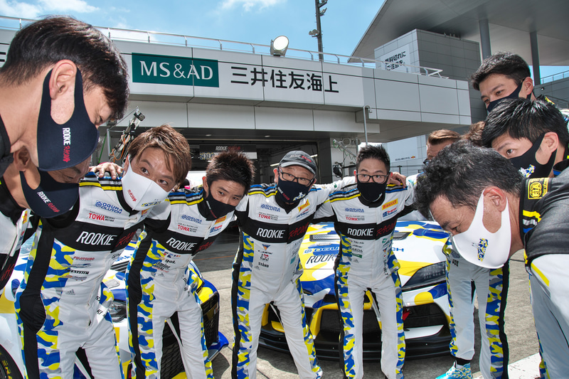 円陣を組むドライバー。左から石浦宏明選手、勝田範彦選手、佐々木雅弘選手、井口卓人選手、モリゾウ選手、豊田大輔選手