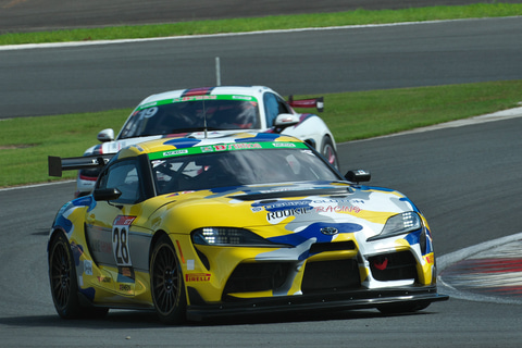 富士24時間、GRスープラとGRヤリスを擁するROOKIE Racingの記念撮影