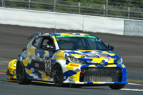 富士24時間、GRスープラとGRヤリスを擁するROOKIE Racingの記念撮影