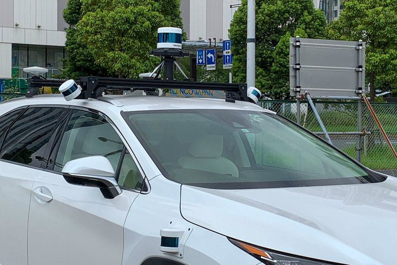 金沢大学が率いる自動運転車。レクサス「RX」の改造車でLiDAR（ライダー）、ミリ波レーダー、GPS受信機、カメラで武装している。黒いのはライダーで、上からだけでなくフロントフェンダーからも下を覗いている