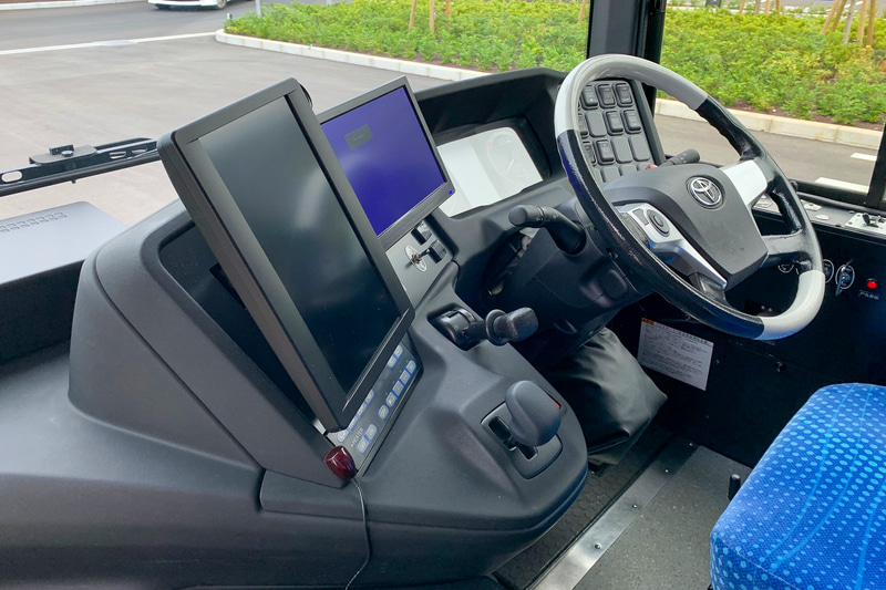 運転席は多数のモニターに囲まれています