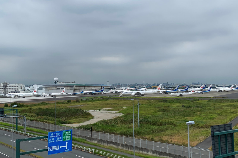 駐機場の多数の旅客機。とても寂しい光景で早く大空を飛ぶ姿が見たいです