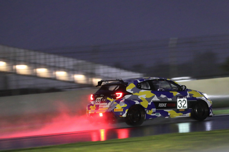 夜の雨を走るST-2クラス 32号車 ROOKIE Racing GR YARIS（井口卓人、佐々木雅弘、MORIZO、勝田範彦、石浦宏明組）