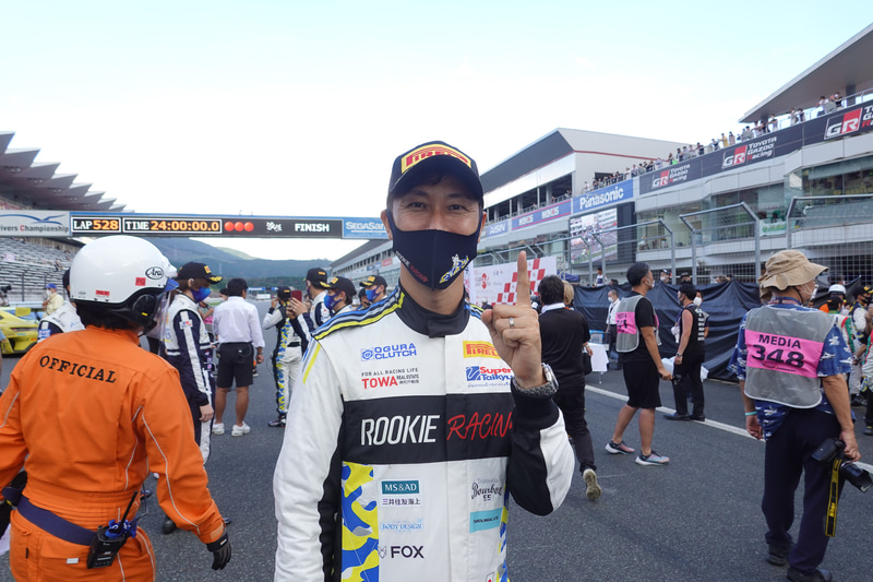 32号車 ROOKIE Racing GR YARIS（井口卓人、佐々木雅弘、MORIZO、勝田範彦、石浦宏明組）が富士24時間でST-2クラスをデビューウィン。開発ドライバーの石浦宏明選手に話をうかがった
