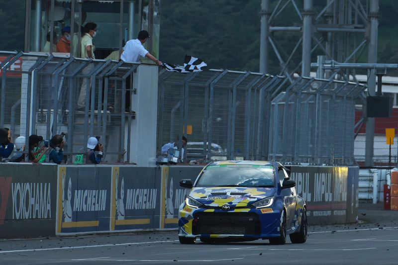 チェッカーフラッグを受けるGRヤリス