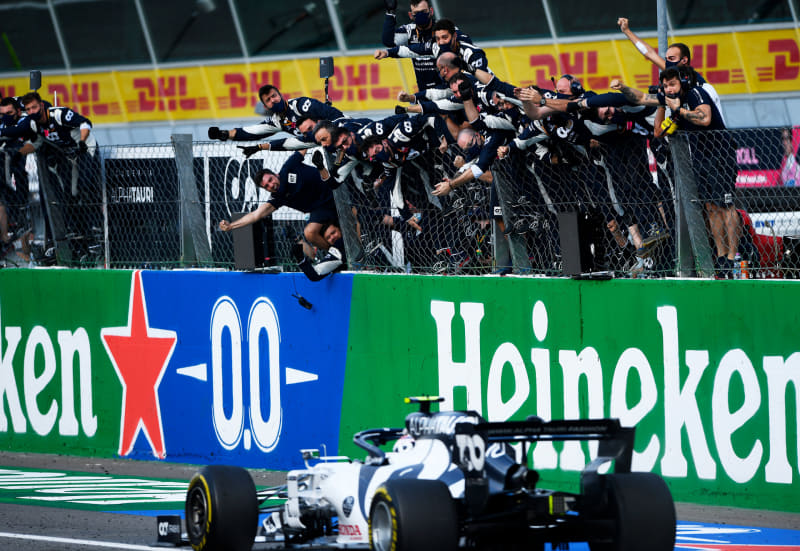 トップでフィニッシュする10号車 アルファタウリ・ホンダのピエール・ガスリー選手。ホンダとパートナーシップを組んで50戦目の記念すべき勝利　（C）Getty Images / Red Bull Content Pool