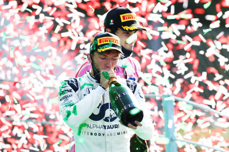 ポディウムの上で勝利の美酒を飲むガスリー選手　（C）Getty Images / Red Bull Content Pool