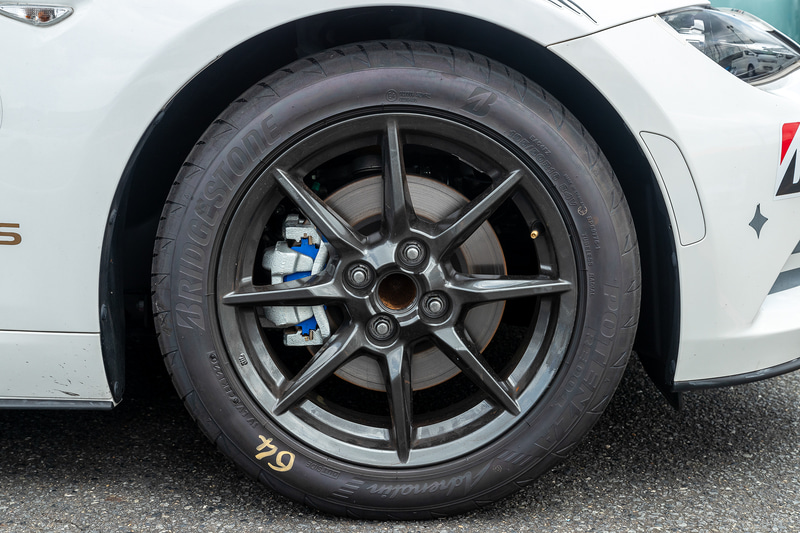 全車統一のタイヤはブリヂストンPOTENZA Adrenalin RE004でサイズは195/50R16