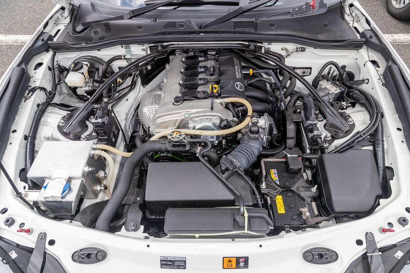 基本的にはノーマルのままだが、レース用に安全対策が施されたパーツを使い、改造がされないように封がされる