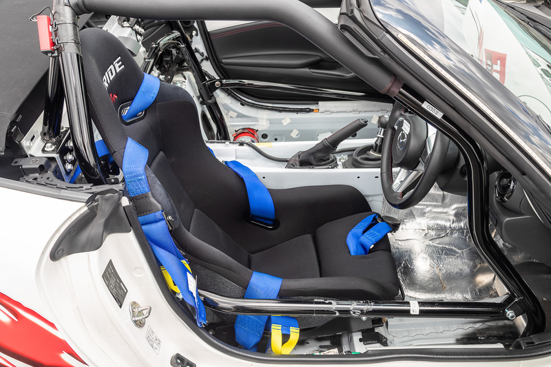 シートはブリッド製専用フルバケットシートで、ハーネスはCUSCOレーシングハーネス6Points FHR（HANS専用）