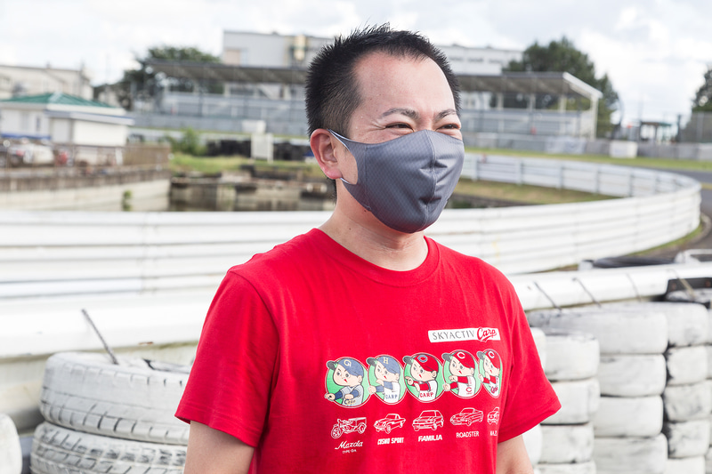 マツダのスタッフはマスクと「マツダ×カープ コラボTシャツ『100TH×70TH』」を着用。マツダ100周年と広島カープ70周年が書かれており、マツダの主なクルマが描かれた上にはその当時のカープのユニフォームが描かれる。カープ坊やの「Be a driver.」ポーズにも注目だ