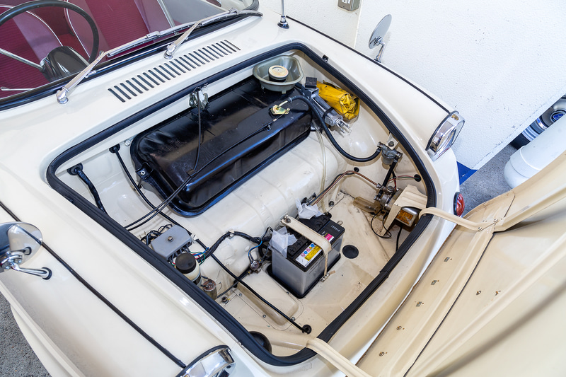 R360クーペはリアエンジンなのでフロントは燃料タンクとバッテリーなど