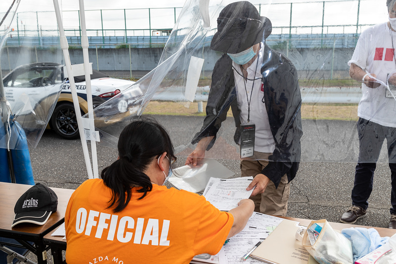 新型コロナウイルス感染対策がされた車検受付