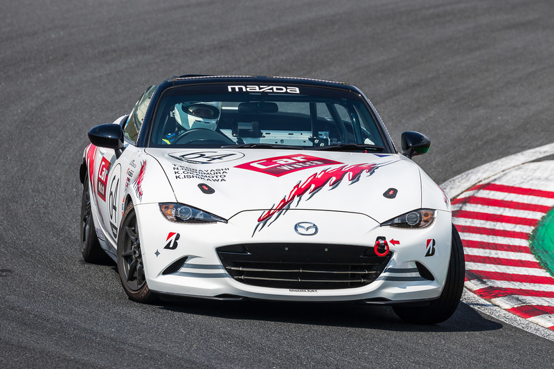 予選走行中のチームCar Watchロードスター