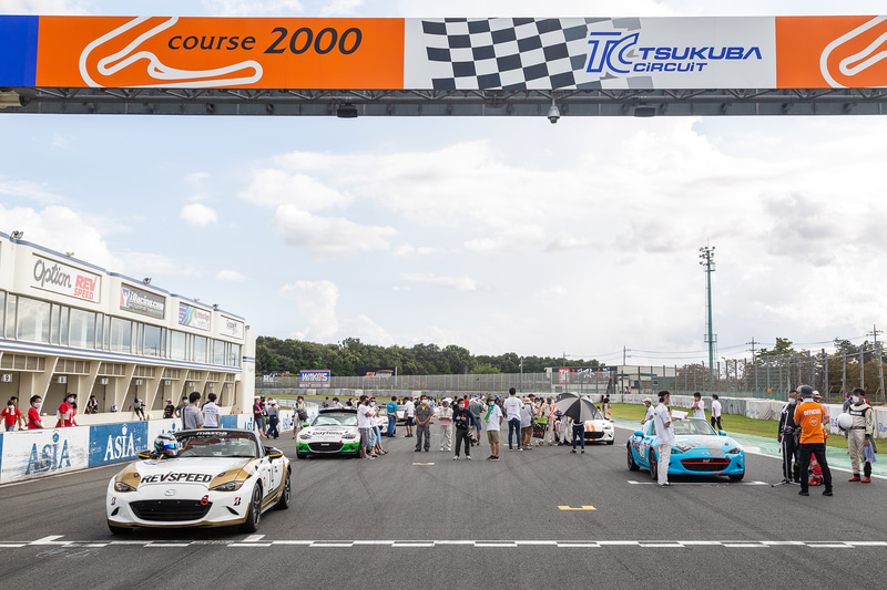 決勝のグリッドに並んだ各車