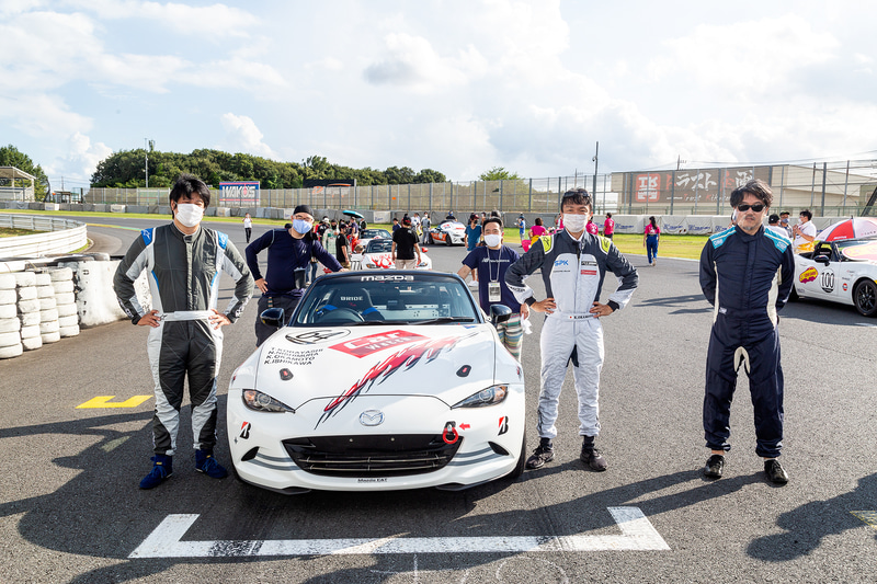 チームCar Watchロードスターとドライバー、スタッフ