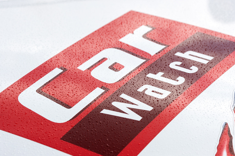 クルマにも水滴が付くが、路面がウェットになるほどではなかった