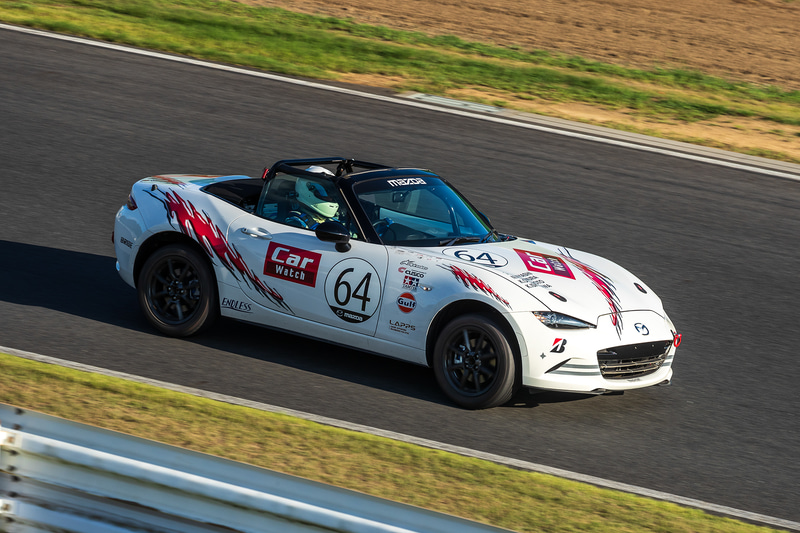 周回を重ねるチームCar Watchロードスター