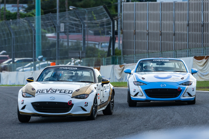 予選トップのREVSPEED・R会ロードスター（左）