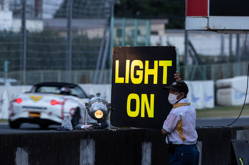 あたりが薄暗くなり、ライト点灯の指示