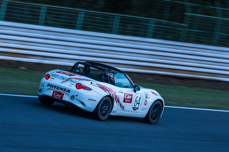 暗くなるもチームCar Watchロードスターが走行を重ねる