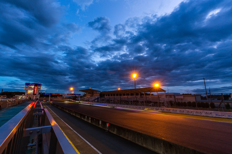 18時をまわって残り約30分。雨も降らずにレースは終わりそうだ