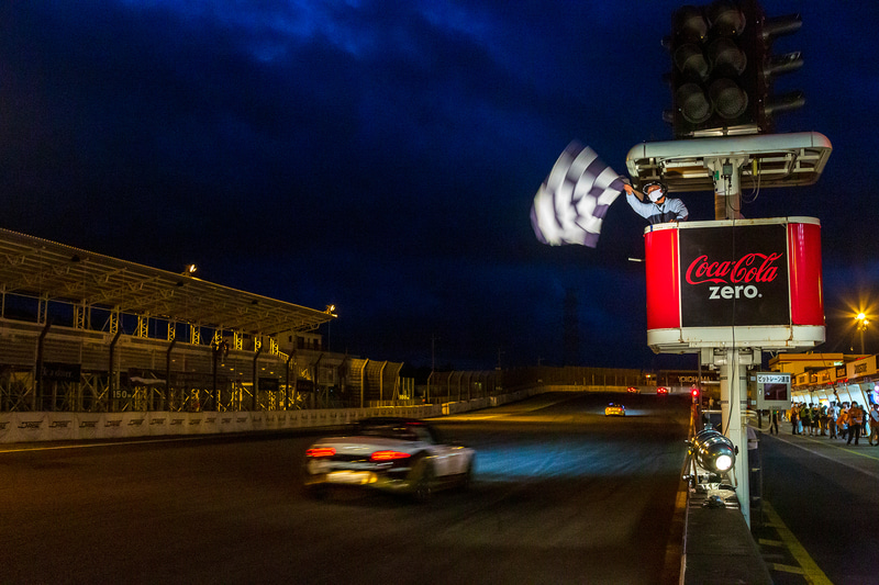 いよいよチェッカー。2時間30分の耐久レースは終わった