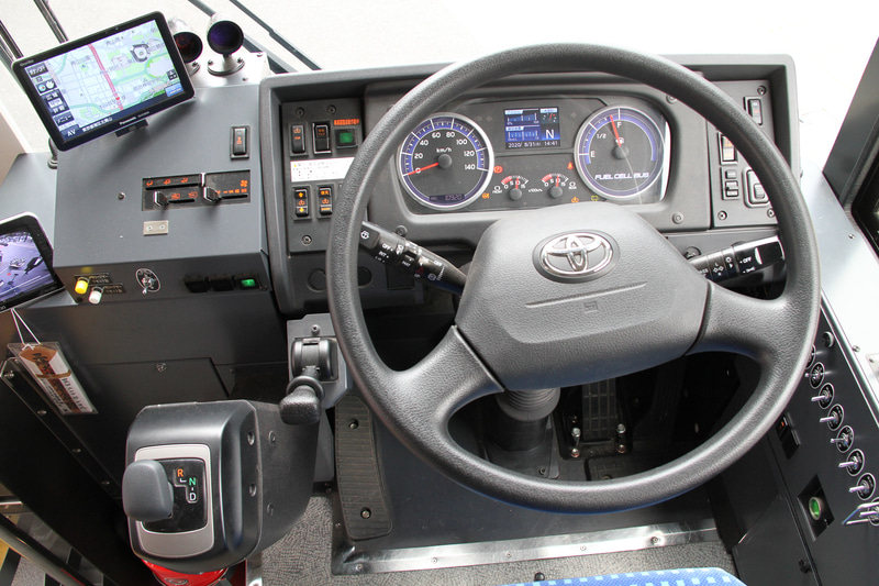チャージングステーションの車内はくつろげる空間に仕上げた。チャージングステーションはトヨタのFCバスをベースにしており、広範囲に活動するために搭載水素量を従来の約24kgから約47kgとほぼ倍とし、航続距離は従来の200kmから約400kmに拡大。ボディサイズは1万555×2490×3340mm（全長×全幅×全高）