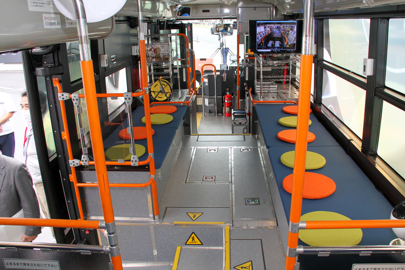 チャージングステーションの車内はくつろげる空間に仕上げた。チャージングステーションはトヨタのFCバスをベースにしており、広範囲に活動するために搭載水素量を従来の約24kgから約47kgとほぼ倍とし、航続距離は従来の200kmから約400kmに拡大。ボディサイズは1万555×2490×3340mm（全長×全幅×全高）